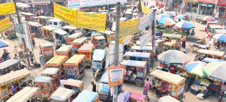 মাদারগঞ্জ উপজেলার বালিজুড়ী বাজারে ফুটপাত দখল, তীব্র যানজটে দুর্ভোগ