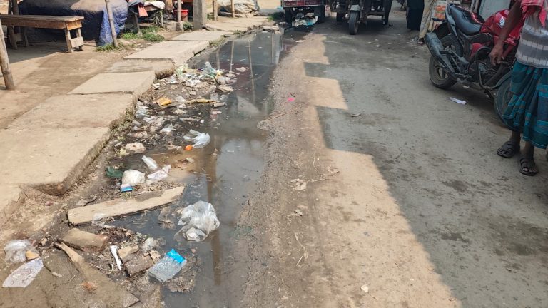 বালিজুড়ী কাঁচা বাজার সড়কে ড্রেনের পানি উপচে দুর্ভোগ