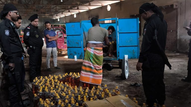 র‌্যাব-১৪–ভোক্তা অধিকারের যৌথ অভিযানে ১৪৪৪ লিটার টিসিবির তেল জব্দ